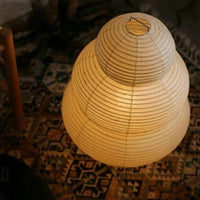 lampe de chevet lumineuse dans le salon
