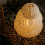 lampe de chevet lumineuse dans le salon