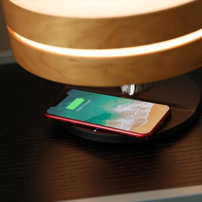 la lampe de chevet design et originale ave chargeur a induction et speaker lampe de chevet bois