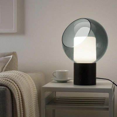 lampe de chevet sur une table de nuit